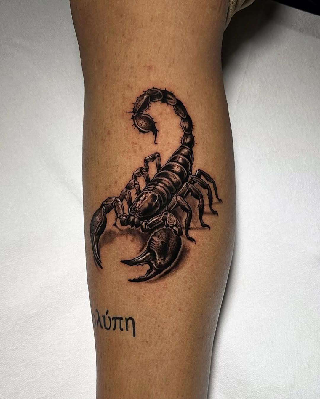 Scorpion♏️

#realistictattoo #scorpione  #scorpionetattoo #tattooscorpion #smalltattoos #3dtattoo #realismtattoo #blackandgreytattoo #tattooart #tattoo2me #scorpion #tatuaggiorealistico #tattoonapoli #fkiron #tattooofinstagram #tattoooftheday #tatuaggioscorpione