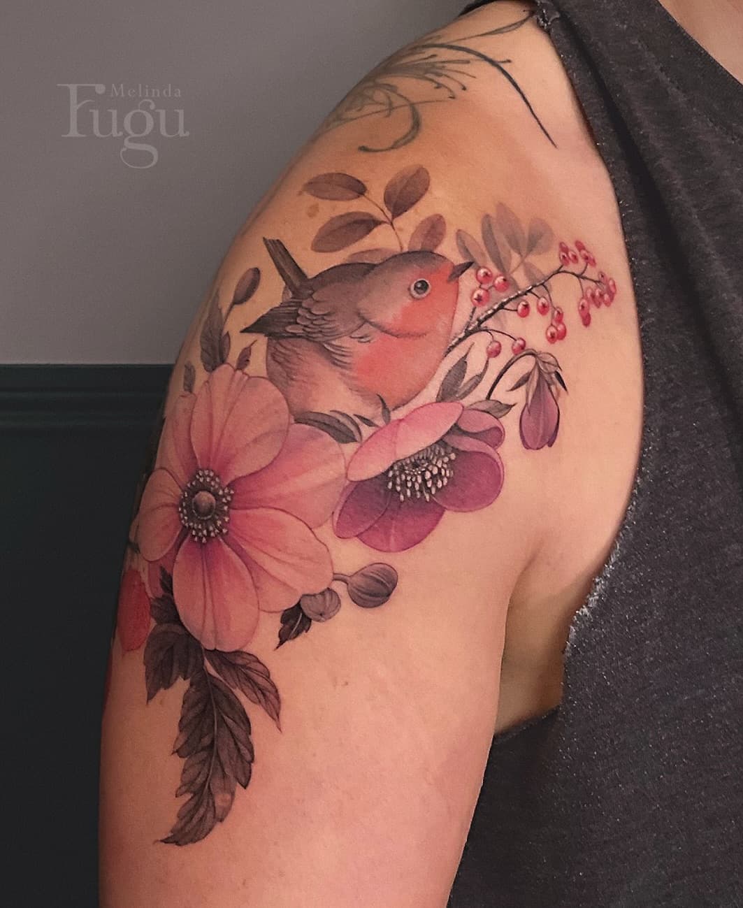 🍃🍂Les Quatre Saisons 🍂🍃 

J’ai tellement de retard... 🫣
Ce tatouage a été réalisé il y a un bout de temps, il serait peut-être temps de vous le montrer. Un projet comme je les aime. Une ode à la Nature autour des 4 saisons. 
(Le tatouage noir au-dessus n’est pas de moi) 

Comme toujours, je vous mets ci-dessous tous les noms des espèces présentes (de bas en haut et gauche à droite). 

GRAND DORSAL 
Côté faune :
- Orite à longue queue [Aegithalos caudatus]
- Abeille européenne [Alpis mellifica]
- Papillon argus bleu [Polyommatus icarus]

Côté flore : 
- Julienne des dames [Hesperis matronalis] 
- Jonquille [Narcissus]
- Plantain lancéolé [Plantago lanceolata]
- Capucine [Tropaeolum majus]
- Cosmos rose [Cosmos bipinnatus]
- Avoine commune [Avena sativa]

BRAS/CLAVICULE
Côté faune :
- Rouge gorge [Erithacus rubecula] 
- Troglodyte mignon [Troglodytes troglodytes] 

Côté flore : 
- Alkékenge [Physalis alkekengi] 
- Anémone du Japon [Anemone hupehensis] 
- Hellébore pourpre [Helleborus purpurascens] 
- Sorbier des oiseleurs [Sorbus aucuparia] 

Merci beaucoup Claire de ta visite et ta gentillesse. J’espère que ta petite oie se porte bien ? 

🍃🌿🍃🌿🍃🌿🍃🌿🍃🌿🍃🌿🍃🌿🍃🌿🍃🌿🍃🌿🍃🌿🍃🌿🍃🌿🍃🌿🍃🌿🍃🌿🍃🌿🍃🌿🍃🌿🍃🌿🍃🌿🍃🌿🍃🌿🍃🌿🍃🌿🍃🌿🍃 🌿
#finelinetattoo #botanicaltattoo #botanic #floraltattoo #botanicalillustration #flowertattoo #rougegorge #troglodyte #birdtattoo #naturalist #naturalisttattoo #naturalistdrawing #botanicalpainting #vegetaltattoo #flowertattoo #ornithology #wildflowers #vegantattoo #vegantattooer #naturetattoo #naturelovers #paristattoo #melindafugu #latanieretatouage #lataniere #bourgognetattoo #puisaye #saintamandenpuisaye #neverstattoo #orleanstattoo