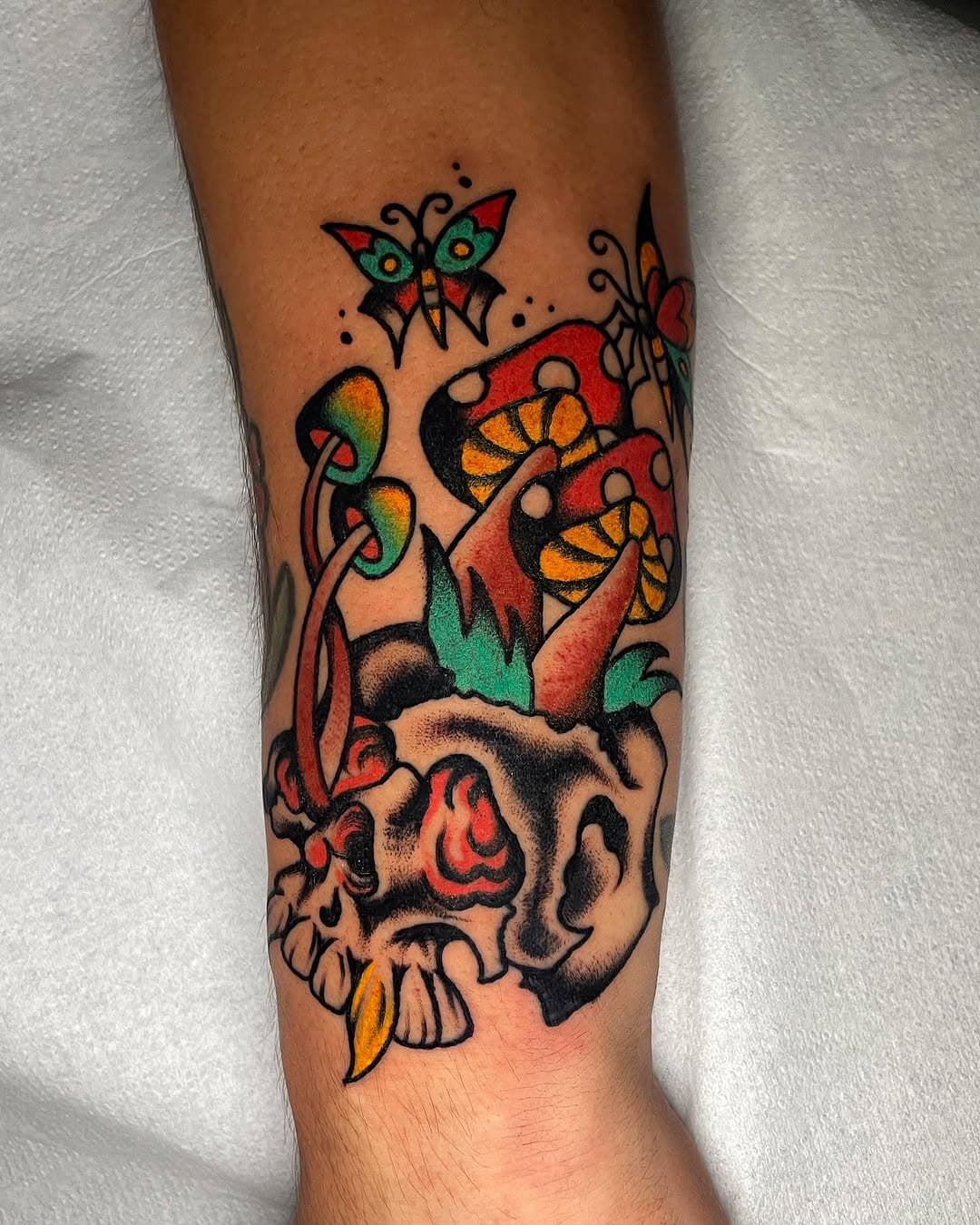 Calavera psicotrópica para David, graciasss✨✨

#tattoo #gijontattoo #asturiastattoo #traditionaltattoo #classictattoo #traditional #oldschool #oldschooltattoo #brightandbold #boldwillhold #tradwork #tradworkers #colortattoo #solidtattoo #traditionalartist #boldandbright_spain #boldandbright_tattoos #skinart_traditional #traditionalspain #thebestspaintattooartists #americanatattoos #traditionalstattoos #traditionaltattooink #world_traditional_tattoo #thebestclassictattoospain #skulltraditionaltattoo