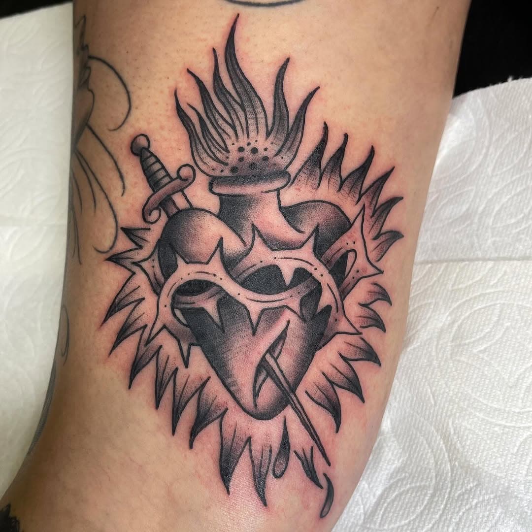 Tattoo by @_brandino77 #thousandoaks #thousandoakstattoo #traditionaltattoo #traditionalsacredhearttattoo #traditionaltattoos #sacredhearttattoo @palacearttattoo