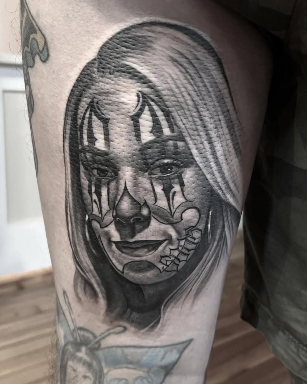 Chola transformation @pray4puppet 
Super swole back of thigh action. 
#chola #cholatattoo #portrait #portraittattoo #connecticuttattoo #blackandgreytattoo #blackandgrey #love #instagood #art @luckysoultattoo