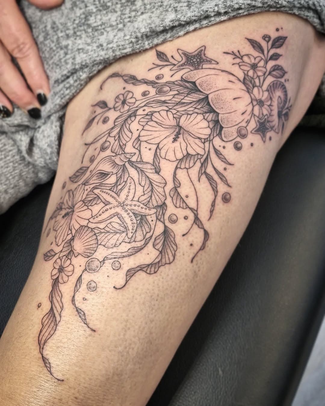 Dankeschön Jutta! 🪼🐚🪸

.

..

.

#tattoo #tattoos #blackworktattoo #blackandgraytattoo #blackandgreytattoo #dotworktattoo #dotshading #fineline ##finelinetattoo #finelinetattoos #royboytattoo#allersberg #deutschland #haarlem ##haarlemtattoo #holland #Nederland #netherlands #instagood #instagram