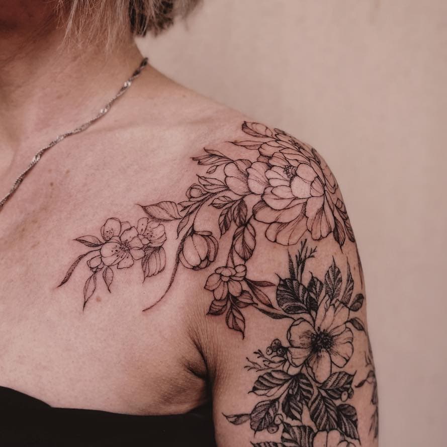 SLEEVE & SHOULDER ✨

🤍🌿 Erweiterung eines floralen Arms über die Schulter entlang des Schlüsselbeins. Hier erkennt man schön den Unterschied zwischen den abgeheilten und den frischen Parts :)

Danke liebe Antje 

+++ BOOKING DAY +++ Am Sonntag, den 1.12. ist wieder Terminvergabe für das erste Quartal 2025. 

+++ GUTSCHEINE könnt ihr jederzeit bei mir per Email bestellen. Ihr könnt diese nach Absprache bei mir im Atelier abholen oder ich versende diese an eure Wunschadresse. Deadline vor Weihnachten ist für Versand: 20.12. und für Abholung im Atelier Alabaster der 21.12.2024.

#armtattoo #sleevetattoo #floralsleeve #floraltattoo #eleganttattoo #shouldertattoo #everySKINwelcome #everyBODYwelcome #atelieralabaster #ladytattooers #txttoo #3rl #vegantattoo #femaletattooartist #finelinetattoo #fineline #dotworktattoo #bishoprotary #dotwork #delicatetattoo #blacktattoos #btattoing #blacktattooing