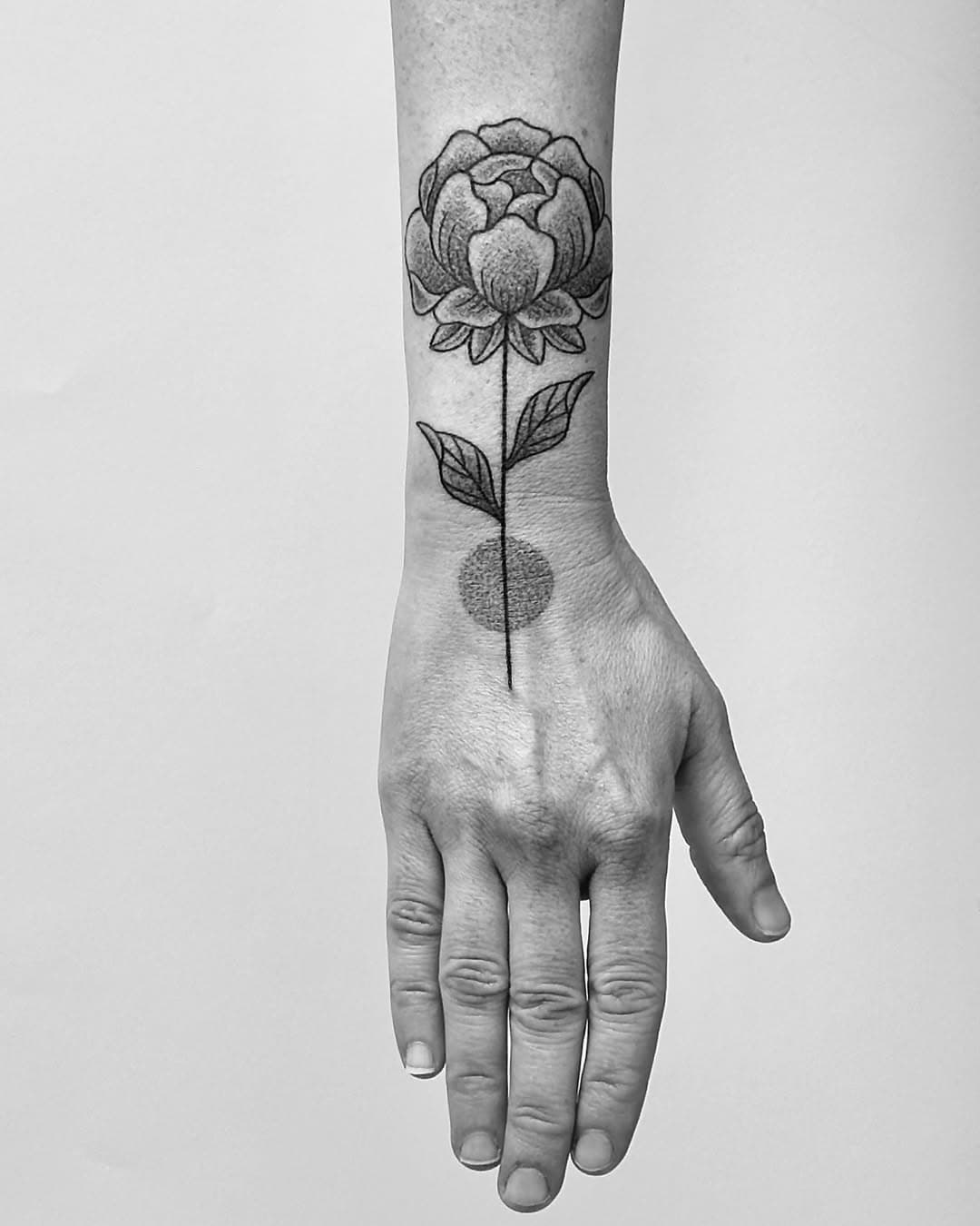 Fresh #handpoked hand flower for Klara, swipe to see with healed piece from 2 years ago
•
made at my home studio @akaberlin
•
bookings for
Berlin - Dec few dates left only at @akaberlin
•
for bookings DM, use the contact form, or email me at info@dotbydottattoo.com
•
•
•
•
•
•
•
•
#handpoketattoo #handpokenz #machinefree