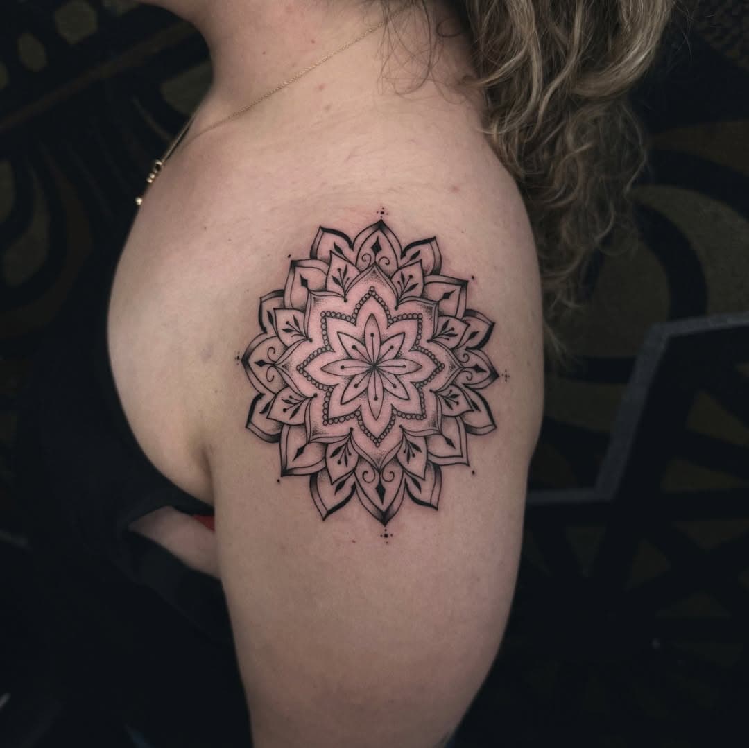 ✍️✨ Mandala pra Camila. Obrigado por ter vindo! 🙌 Semana que vem retorno pra FLORIPA! 😎☀️ Agenda aberta! ☎️ @milkinktattoo #firstclasstattoo #milkink #milkinktattoo #mandala #mandalatattoo #finelinetattoo #linework #blackwork #tattooshop #tattooartist #nyc #newyork #losangeles #saopaulo #floripa