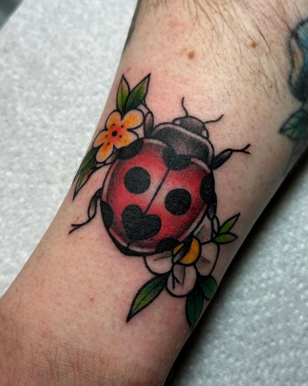 Ladybird from a few weeks ago 🐞🖤

#ladybirdtattoo #ladybird #bugtattoo #creepycrawly #insecttattoo #insects #bugs #tattoo #tattooideas #neotraditional #colourtattoo #neotrad #tattooartist #femaletattooartist