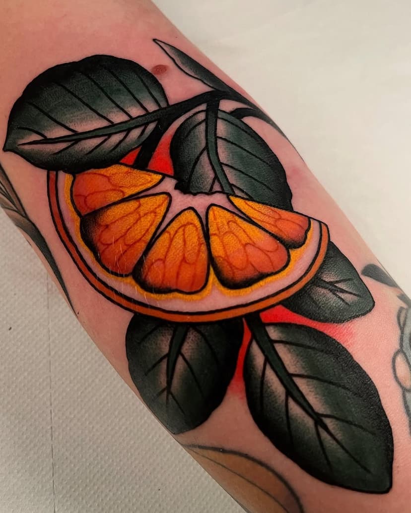 Super resistenza di @_spollyyy_  #neotraditional #neotrad #neotraditionaltattoo #neotraditionaltattoos #newtraditional #newtraditionaltattoo #bee #beetattoo #orange #orangetattoo #neotraditionalbergamo