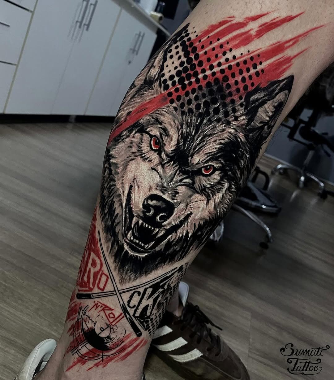 Lobo Rock’n Roll - Foto e vídeo da tattoo - Criação autoral digital em Trash Polka para o amigo @alexssandropelizardo ! A ideia foi unir o que o cliente gosta como Rock e Snooker com o conceito do Lobo representado na imagem! Obrigado! Se gostou compartilhe! #ewersumati #sumatitattoo #trashpolkatattoo #trashpolka #trashpolkatatuagem #baurutattoo #formula47tattoo #lobotatuagem #wolftattoo #lobotattoo