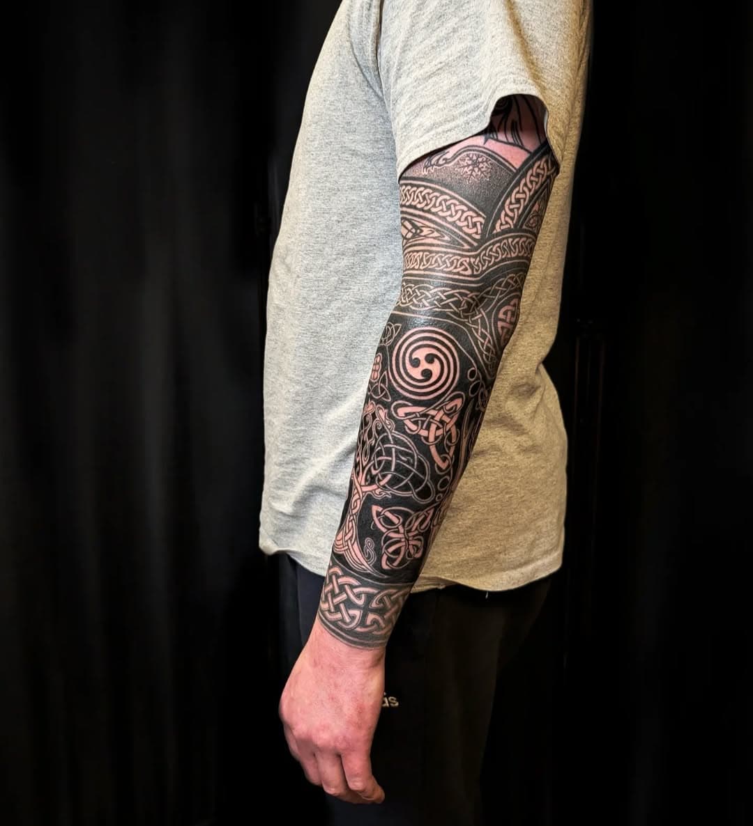 Recently finished this sleeve for @twm_tdp - a full Blackwork sleeve depiction of Arawn, Lord of winter from the Welsh Mabinogion. 

I would love to do more large scale work like this, and in the new year I will have time to start some more. 

If you are interested in getting some large scale Celtic work from me then shoot me a DM or an email. 

And as always, thank you for your continued support.
.
.
.
.
.
#tattoo #tattoosleeve #tattooed #celtic #celtictattoo #blackwork #blackworktattoo