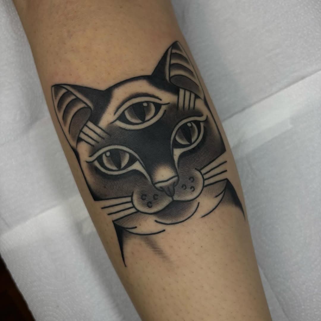 Gata para a @paulaportugals 👁️
Agradeço por mais essa! 

Horários disponíveis para as próximas semanas, aqui na @classictattoobh