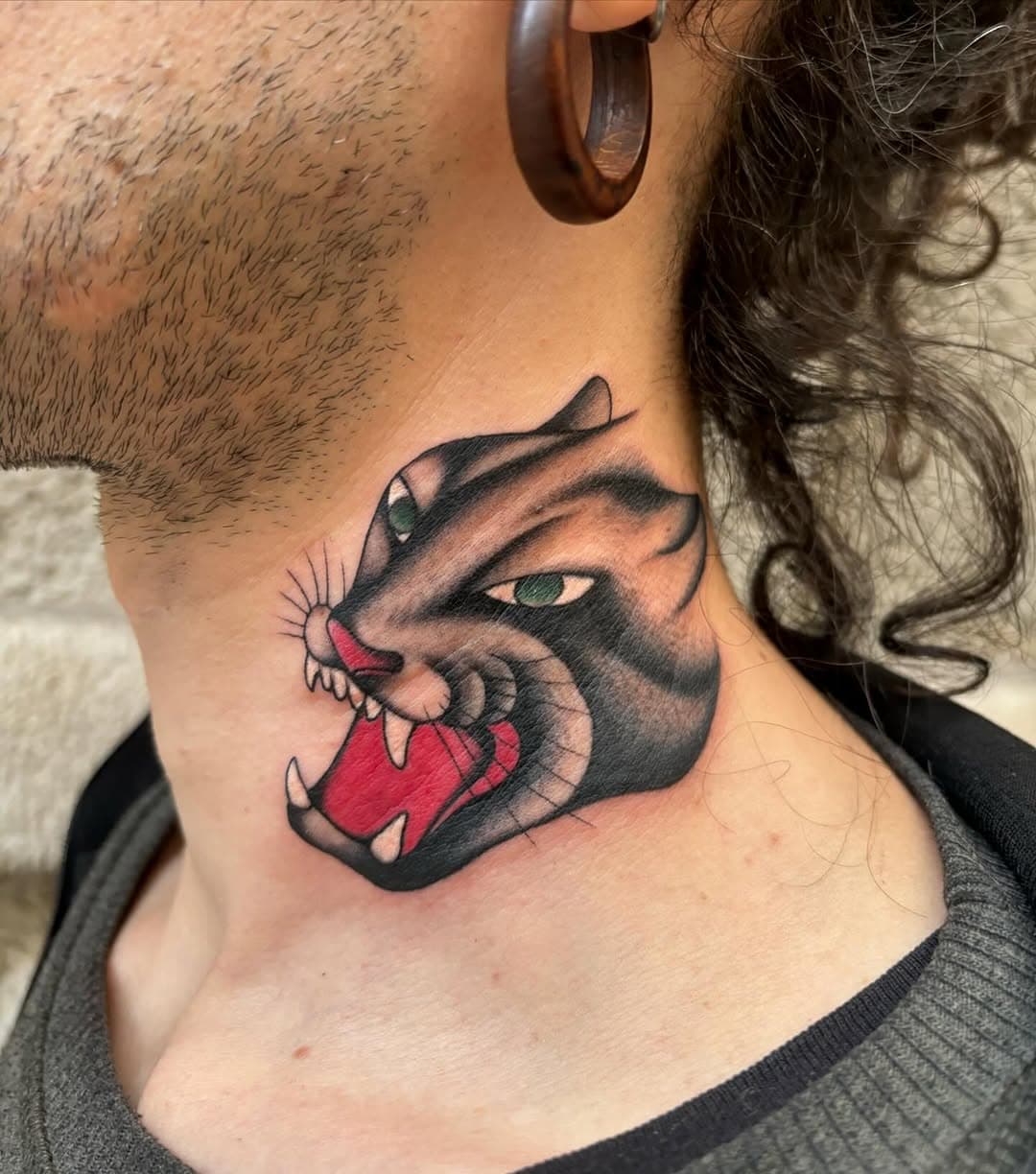 Grazie mille @gonnariomiceli per avere indossato questa panterina sul collo!
-
Sponsor by @lateliertattoosupplyroma @tattoo_supply_roma___ 
-
#tradtattoo #necktattoo #pantera #oldstyle #noruleztattoostudio #tttsm #traditionalartist