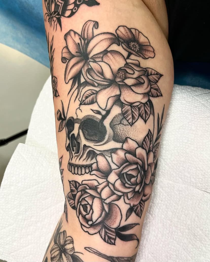 I had a blast making this one. Healed lines and shading in the skull, fresh shading in the flowers. Thank you for the trust, Stephanie!

Walk ins welcome Tuesday - Saturday 12-8!

#boldhousetattoo #blackworktattoo #stippling #stippletattoo #blackandgreytattoo #walkinswelcome #raleightattoo #tradtattoos #nctattooartist