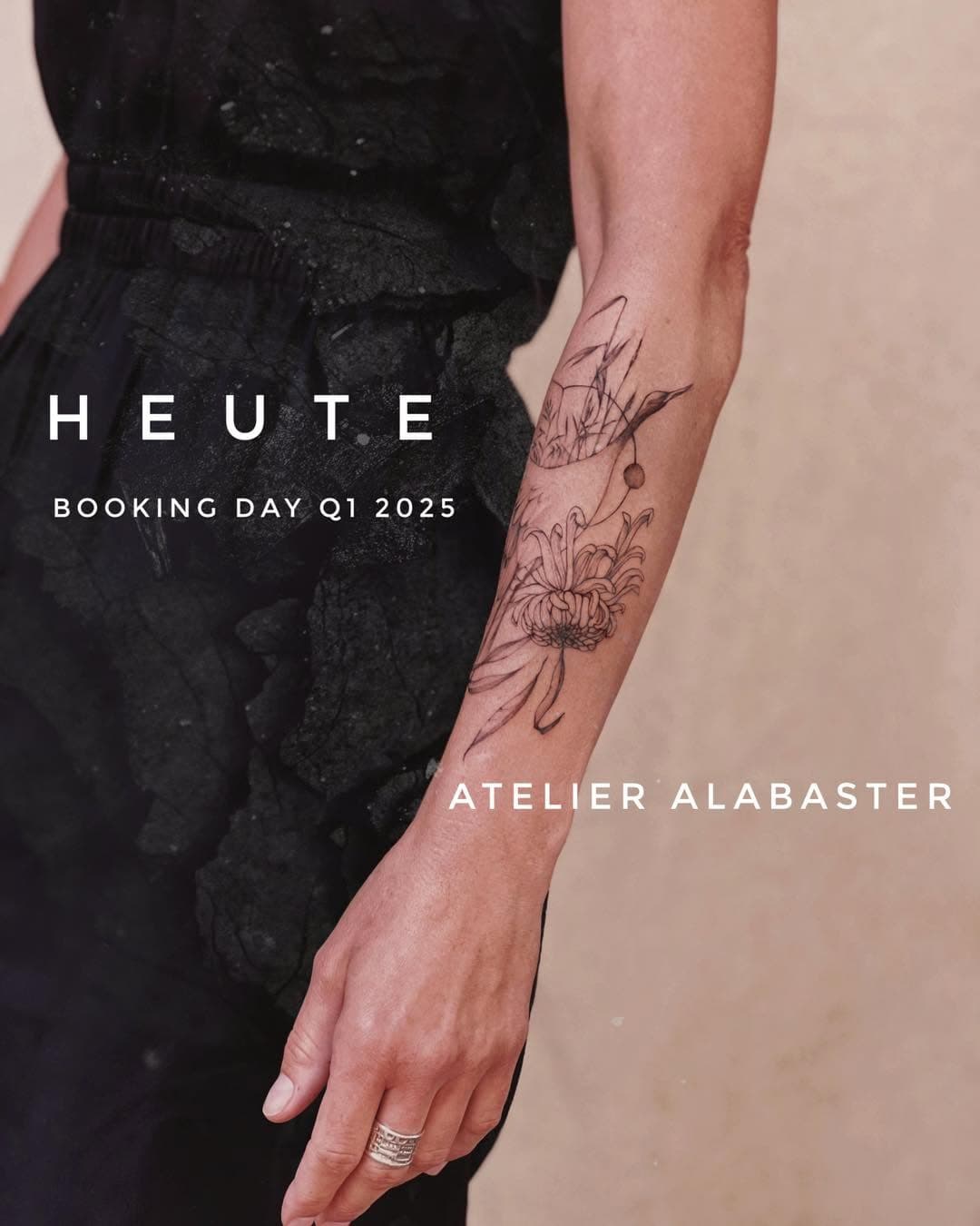 ❈ H E U T E ❈
B O O K I N G  Q1 |  2 0 2 5
T E R M I N V E R G A B E

Auf geht’s ins neue Tattoo Jahr! Hier gibt es alle Infos für euch im Überblick:

Nutzt das BOOKING FORMULAR zum bequemen Durchklicken (Link ganz oben in der Bio sowie in den Stories). Falls der Link nicht mehr aufrufbar ist (begrenzte Anzahl!), schreibt bitte eine Email an atelier.alabaster@gmail.com oder schickt das Formular bis spätestens 23.59 Uhr ab. Später eingegangene Anfragen können leider nicht einbezogen werden. JEDE Person bekommt Antwort, bitte habt ein paar Tage Geduld 🖤

❈ ACHTUNG: Eile ist nicht geboten; ich vergebe meine Termine NICHT chronologisch! Unvollständige Anfragen können leider nicht berücksichtigt werden, deshalb bringt bitte die folgenden wichtigen Infos kurz und bündig mit ein:

– vollständiger Name
– Handynummer (nur für Dringliches)
– Motiv-Beschreibung (ggf. Referenzen oder Screenshots anfügen, vorzugsweise meiner eigenen Arbeiten oder WANNA-DOs, siehe Story Highlight)
– gewünschte Körperstelle(n) plus Foto(s), falls Narben o.a. Tattoos in der Nähe sind; es sich um eine Cover Up Anfrage oder Lückenfüller handelt
– Größe in cm (bitte ausmessen!) 
– Wunschwochentage und -zeiten (zB vormittags oder nachmittags, nur samstags...) sowie No-Go-Tage
– Maximal-Budget (falls vorhanden)
+ Besitzt ihr einen Gutschein? 
– ggf. Anreisezeit
– ggf. Allergien, einschränkende Medikamente oder (Haut-)Krankheiten
– ggf. andere Besonderheiten (Phobien, Sorgen, Trigger etc.) oder wichtige Fragen eurerseits

❈ Samstags-Termine sind für Personen mit längerer Anreise vorgesehen. 
❈ Bei Gemeinschafts-Terminen mehrerer Personen bitte nur eine (!) gemeinsame Mail senden. 
❈ Schrift/Zahlen/geometrische/stilfremde/Trend-Tattoos etc. steche ich NICHT. Generell stellt eine Anfrage noch keine Garantie für einen Termin dar.

Freu mich schon sehr, von euch zu lesen! 🌿🖤
Anna

#booking #bookingday #everySKINwelcome #everyBODYwelcome #atelieralabaster