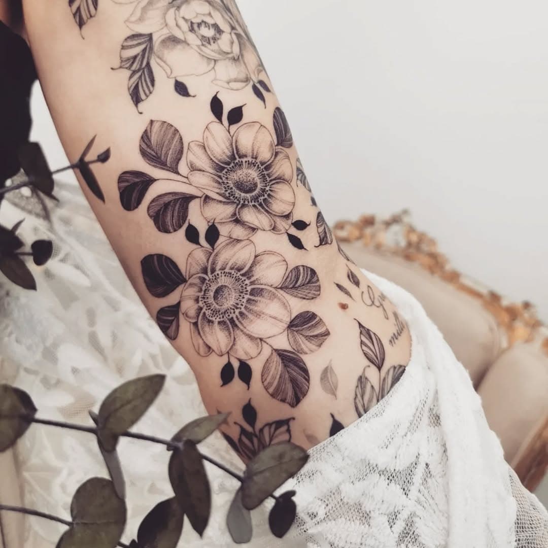 Voici la partie intérieure du joli bras floral de mon amie Cintia 🩷 Swipe pour voir le bras entier 🔥
Vous pourrez voir une différence entre la partie centrale qui est toute fraîche et les fleurs autours  déjà cicatrisé 😊
. 
N'hésite pas à laisser un petit commentaire et un petit like si le cœur t'en dis 🫶
Plein de LOVE 💋
.
.
.
.
.
#inked #inkedgirls #tattoos #tatouage #tattooartist #miablackrose #encrés #tattooedgirls #strasbourgtattoo #strasbourg #love #instagood #flowers #flowertattoo #floral #floraltattoos #toulousetattoo #love #tattoolovers #tatouagemagazine #flowerslovers
#lyontattoo #tattooartist #artist #encrés #loveflowers #finelinetattoo #delicattattoo