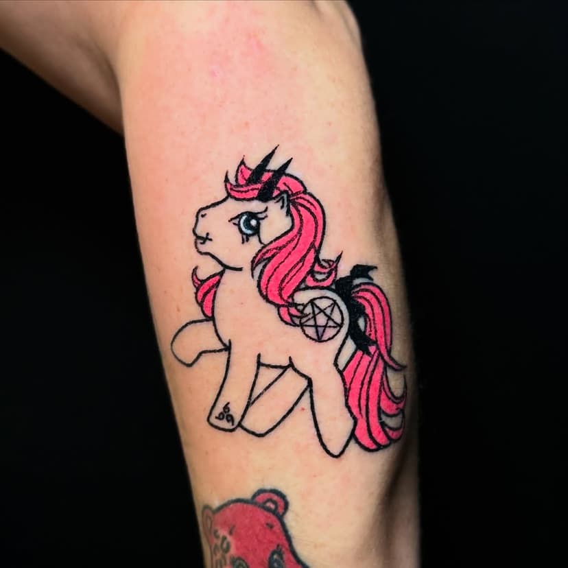 Pony un poquito dark 💖🖤para la bonita de @solmerana 🙏 gracias siempre!!!
#handpoke 

#ponytattoo #tattoo #tattoovalencia #torrentetattoo #tattoo