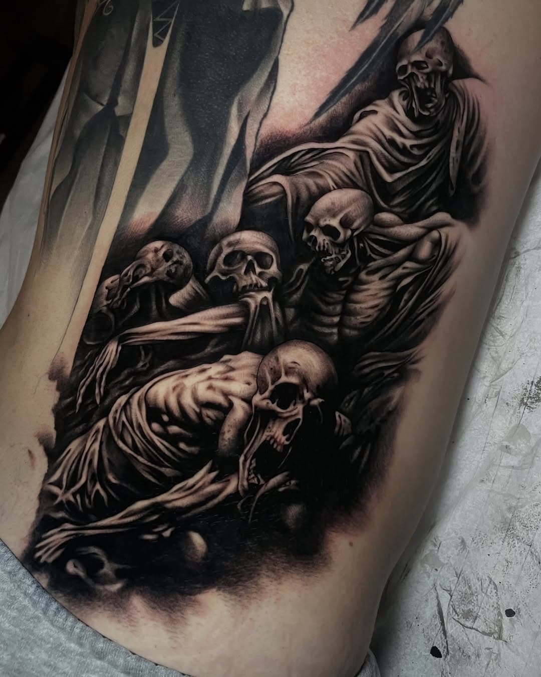 Session I did few days ago at @inklabs_nuernberg on this back in progress 🧟‍♂️ Thanks a lot Dustin, you’re a warrior 💪💖 
@jconly_official 
@vicecolors_official 
#darktattoos #tattoos #helltattoo #darkartists #darkink #realistictattoo #blackandgreytattoos