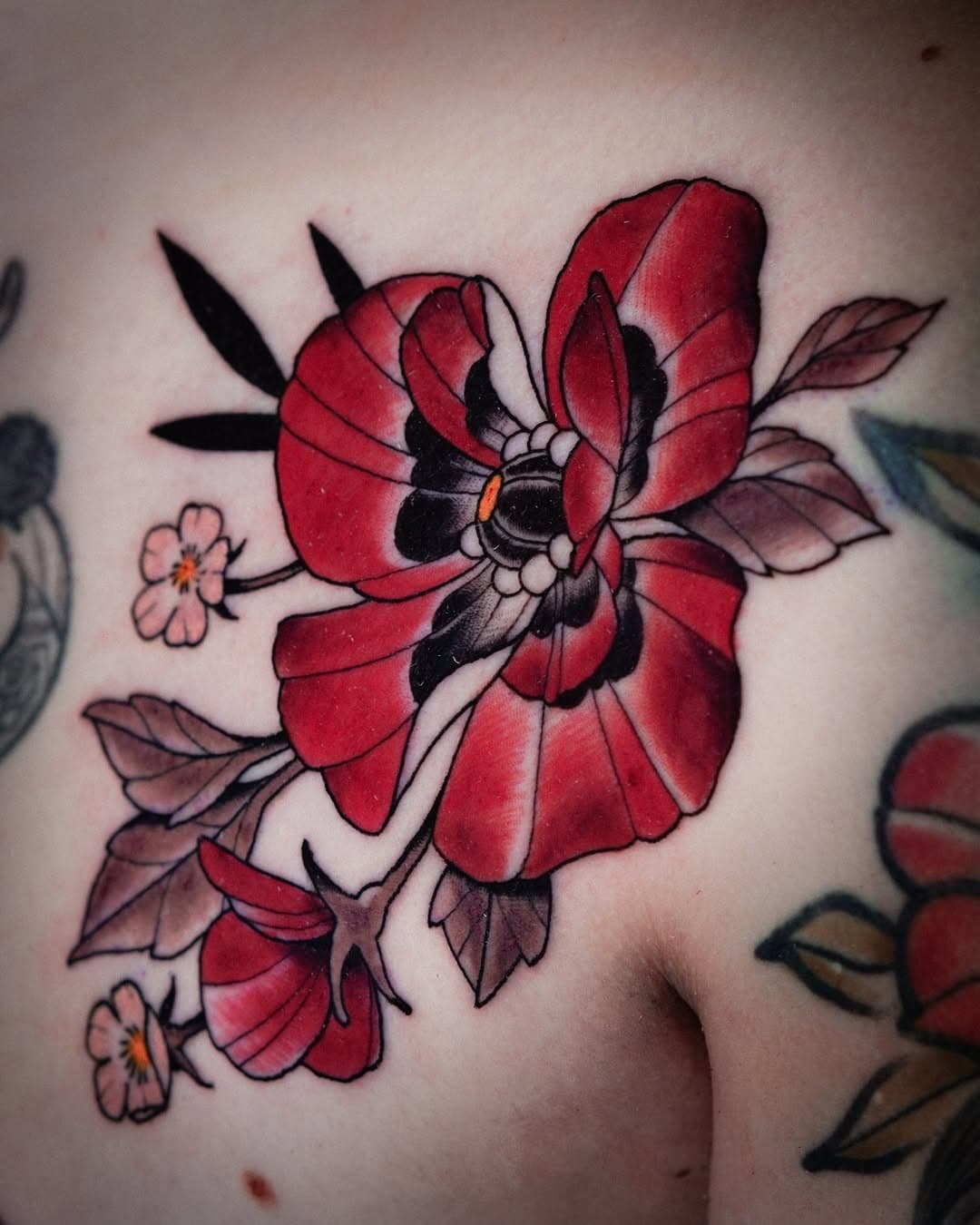 Kwiatowa kompozycja dla mega dzielnej Oliwii 🥰
Z dzisiejszego spota w @niebotattoo 

(Wąż nie jest mój)
.
.
.
#neotraditionaltattoo #neotradpl #floraltattoo #floraltattoos #poppytattoo #girlytattoo #tatuazepolska #tatuazlodz #tatuazwroclaw #polandtattoos