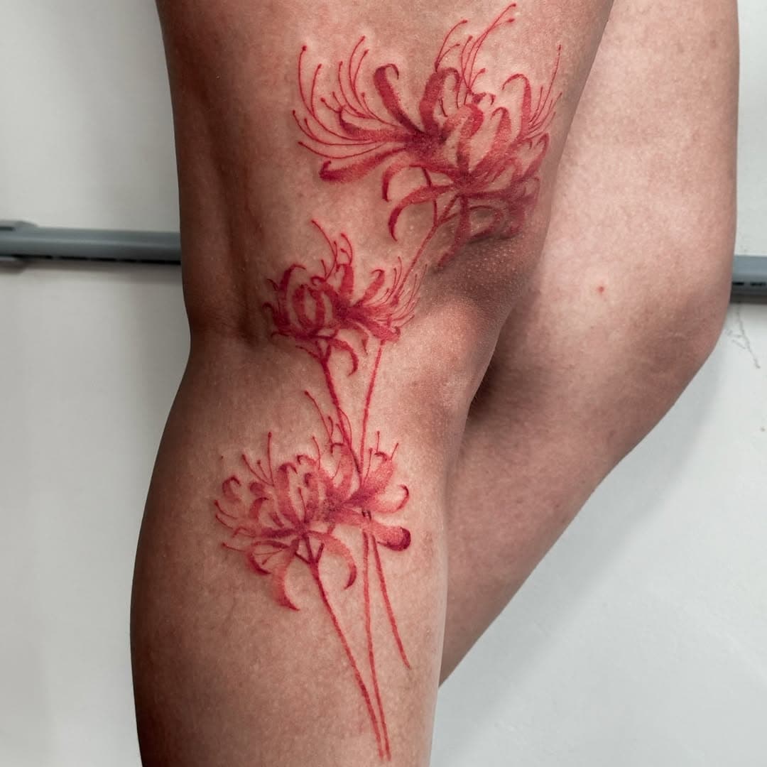 flor da morte, lírio-aranha, lycoris radiata ou higanbana.

• Essa flor foi feita no @nanci.ferraz, obrigada por confiar no meu trabalho, foi um prazer te receber por aqui e compartilhar ideias e conversas. Te vejo na próxima! 

• Para mais informações sobre horários disponíveis e orçamentos é só clicar no link disponível em meu perfil e falar um pouco sobre sua ideia.

| #tattoo #tatuagem #finelinetattoo #traçofino
#colourtattoo #redtattoo #deathflower #anime #animetattoo #mangatattoo #arte #tattooartist #geek #tatuagemvermelha |