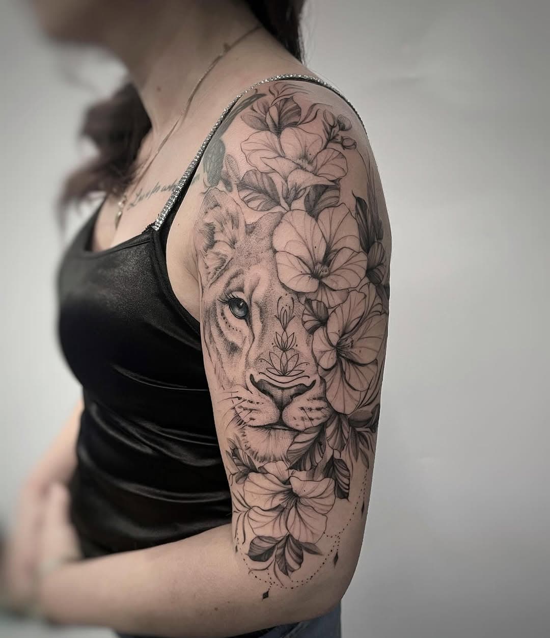 Większa jednocześnie delikatna kompozycja z lwicą. 
Został mi ostatni termin na grudzień (19.12 dobra cena na duże prace ) 🙂🙂🙂

#tattoo  #tattooed #lioness #lion #flowers #flowertattoo #tatuaże #dotwork #inked #inkedgirl #tattooedgirls #beauty #grudziądz #life #style #ink #liontattoo #girl