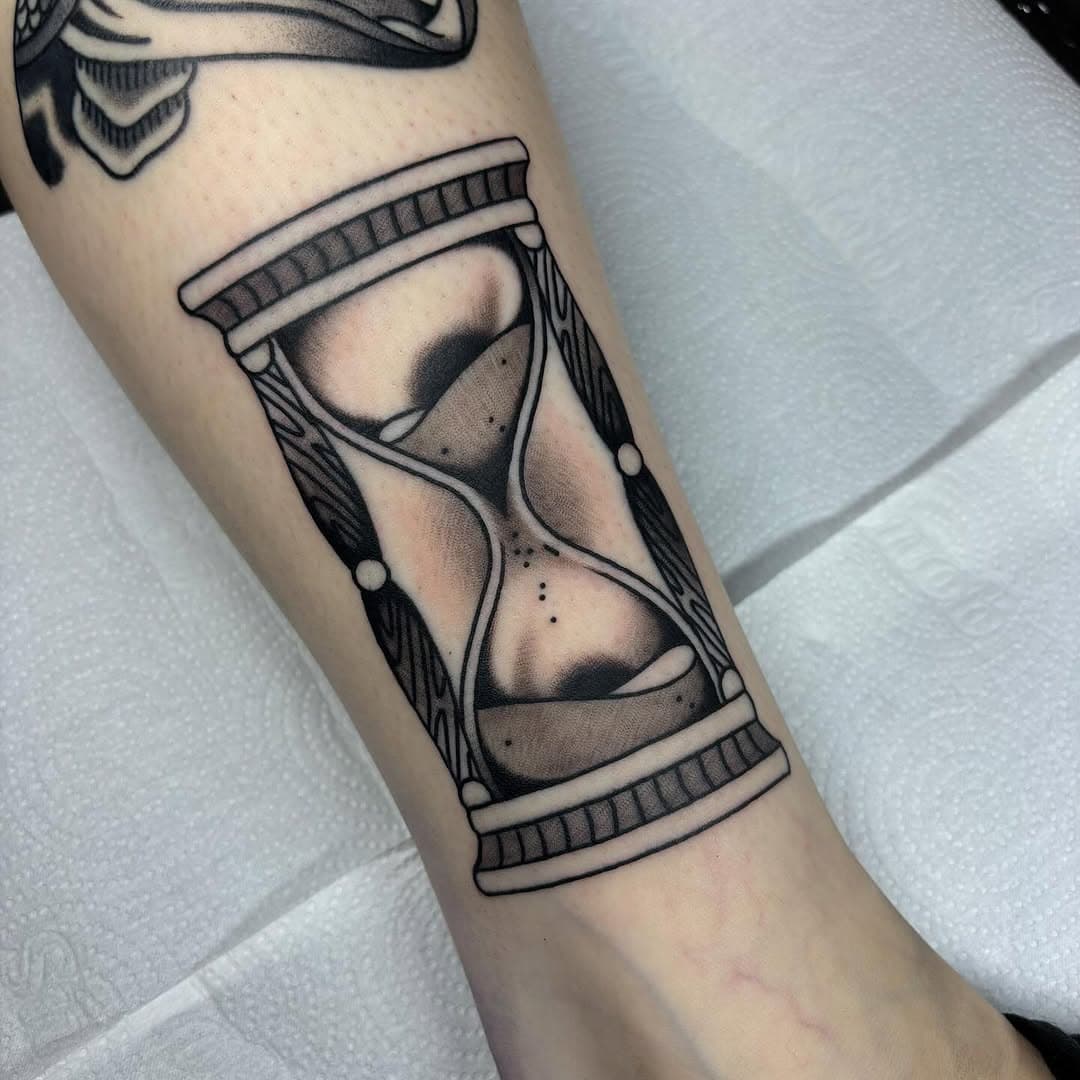 Ampulheta para a @ellaportugall ⏳
Obrigado por mais essa!

Horários disponíveis para essa semana, aqui na @classictattoobh