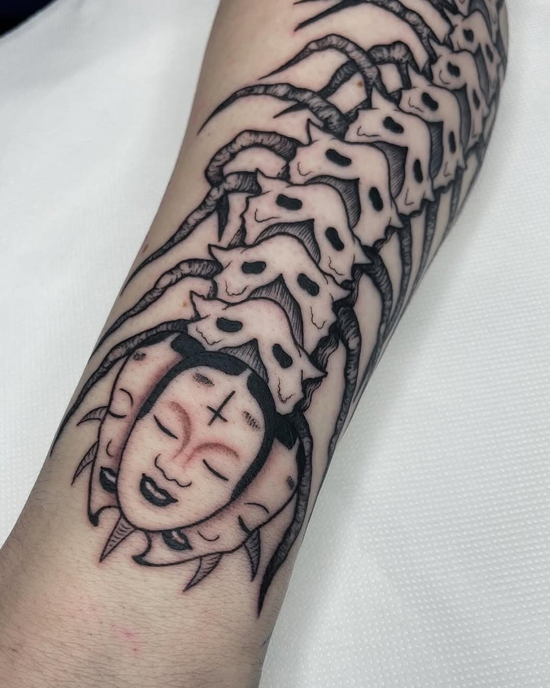 Ein fröhlicher Tausendfüßler gezeichnet und tätowiert von Leon @lekotattoo 
.
Für Termine oder Beratungen schreibt entweder an info@livingillustrationstattoo.com oder meldet euch direkt bei @lekotattoo 
.
.
.
#tattoo #tattooartist #tattoostudio #düsseldorf #tattoodüsseldorf #tattooartistdüsseldorf #tattoostudiodüsseldorf #traditionaltattooing #traditional #oldschool #horror #fineline #livingillustrationstattoo #tattoonrw #tattooköln #tattooduisburg #tattooleverkusen #tattooratingen #tattoomoers #tattoomettmann #tattoolife #tattooed #inked