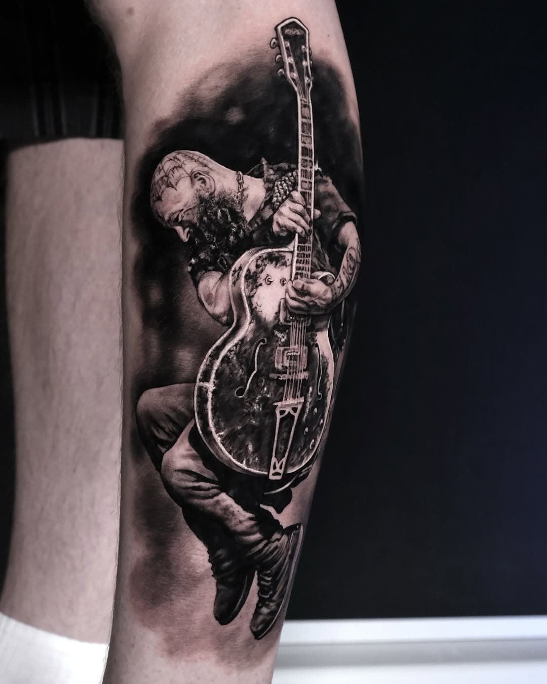 Tim Armstrong 🎸 @blackouttattoocollective @emalla.official #timarmstrong #timarmstrongart #timarmstrongtattoo #inkedmag #tattooinsartmag #realistictattoo #freakink #blackandgreytattoo  #питертату #татуспб #татумосква #татумск #rumittattoo