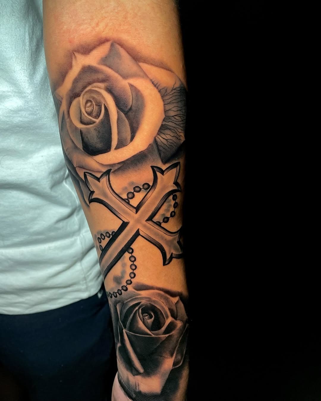 🌹 ✝️🌹 Trabalho realizado em 1 sessão. 
#blackngreytattoo #blackngreytattoos #pretoecinzatattoo #realistictattoo #realismotattoo #portoseguro #belohorizonte #belohorizontemg #bhenois #axemoi #toatoa #arraialdajuda #trancoso