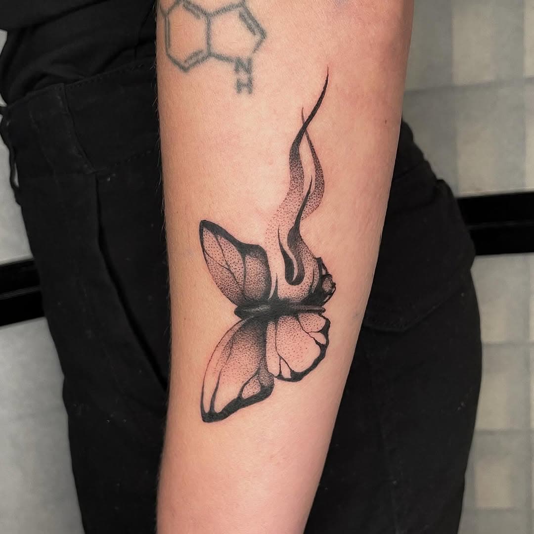 🦋🔥🖤

#tattoo #blackwork #blackworkerssubmission #onlythedarkest #txttooing #thedarkestart #artesobscurae #malmötattoo #stockholmtattoo #copenhagentattoo #tattooideas #tatuering