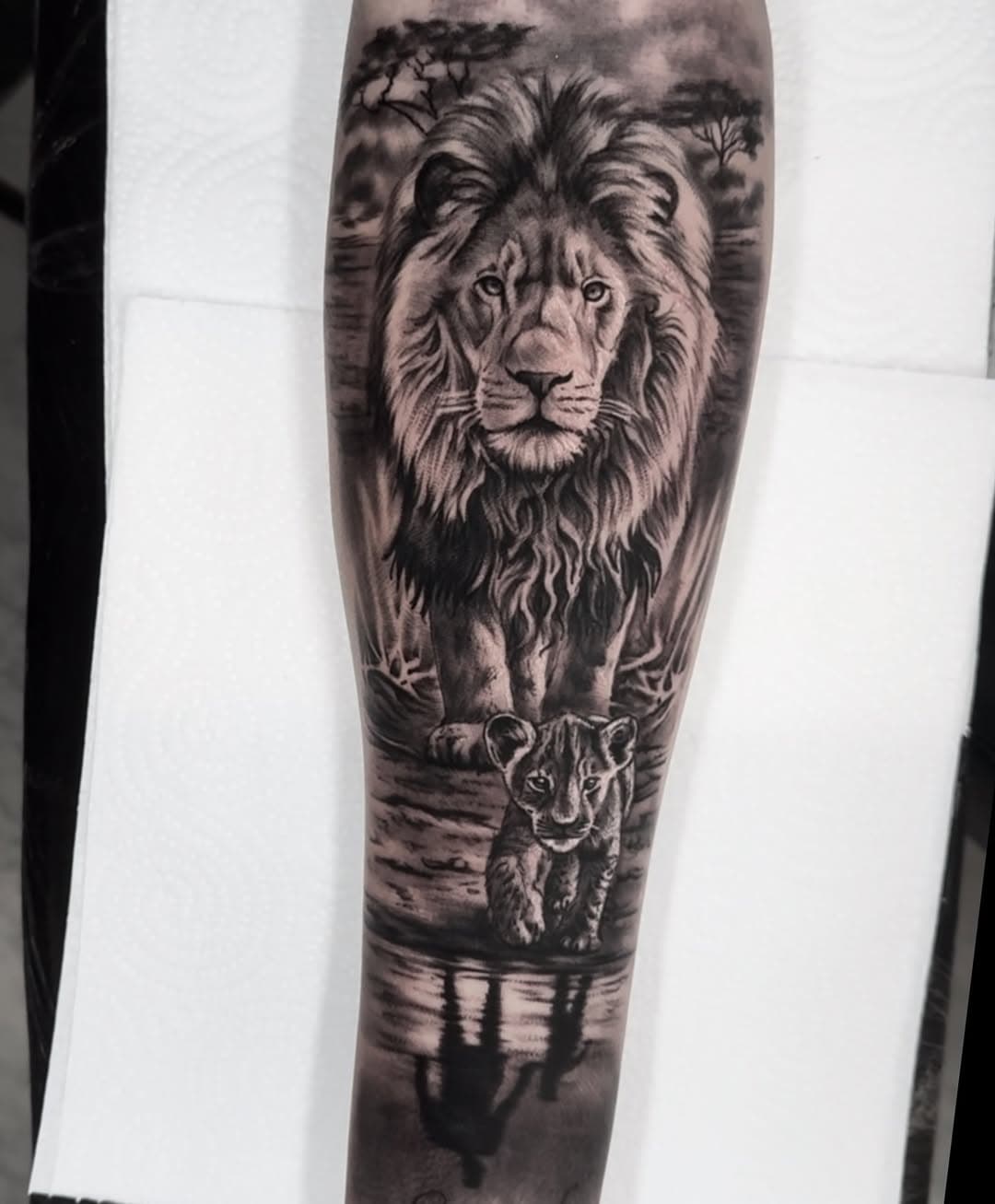 Composición de leones —
@fkirons @vicecolors_official @tattooproton @versuscartridge
—
#thebestspaintattooartists #blackandwhitetattoo #portraittattoo #realistictattoo #tattooed #tattoo2me #realismotattoo #tattoolife #instagram #tattoo #bodyart #tattooart #viralpost #viralinstagram #viralvideos #viral