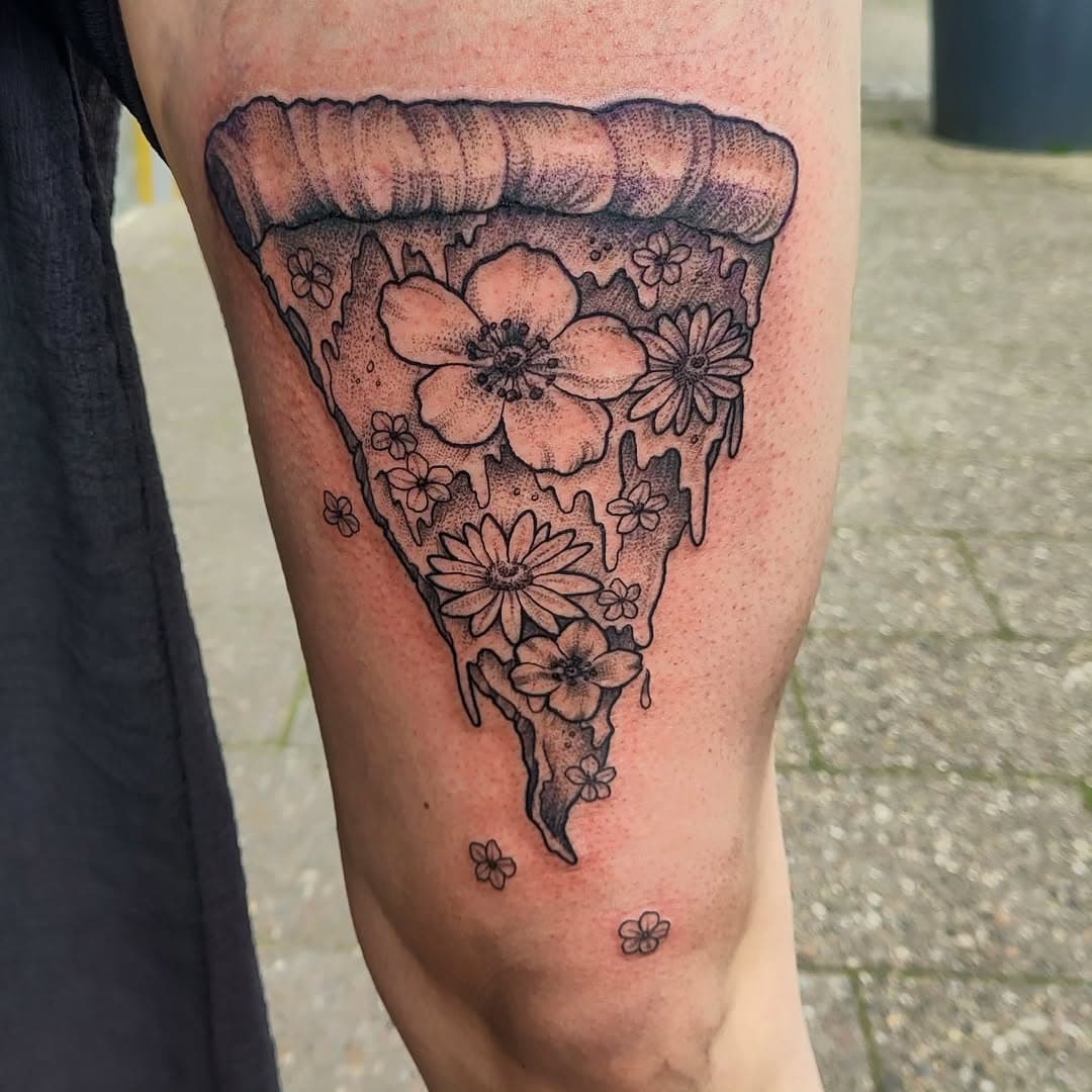Pizza quattro florari ohne Zwiebeln, zum Mitnehmen
Nach dem Post hab ich jetzt erst Mal Hunger... Empfehlungen? 

#tattoo #tattooed #ink #pizza #pizzatattoo #pizzalover #pizzalove #legtattoo #flowers #flowertattoo #hotntasty #sweatyaxl #sinnerscircle #sinnerscircletattoopiercing #heidencrime #heidenheim