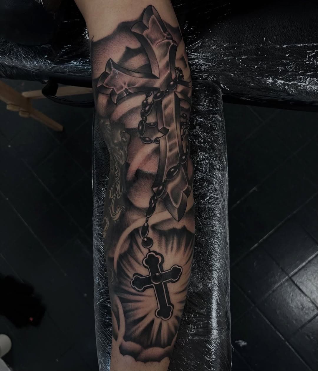 Beautiful work done by @stestansfieldtattoo !! Ste is currently doing discounts on his full and half day sessions during December. Contact him directly for enquiries.

#blackwork #shading #crosstattoo #cross #armtattoo #sleevetattoo