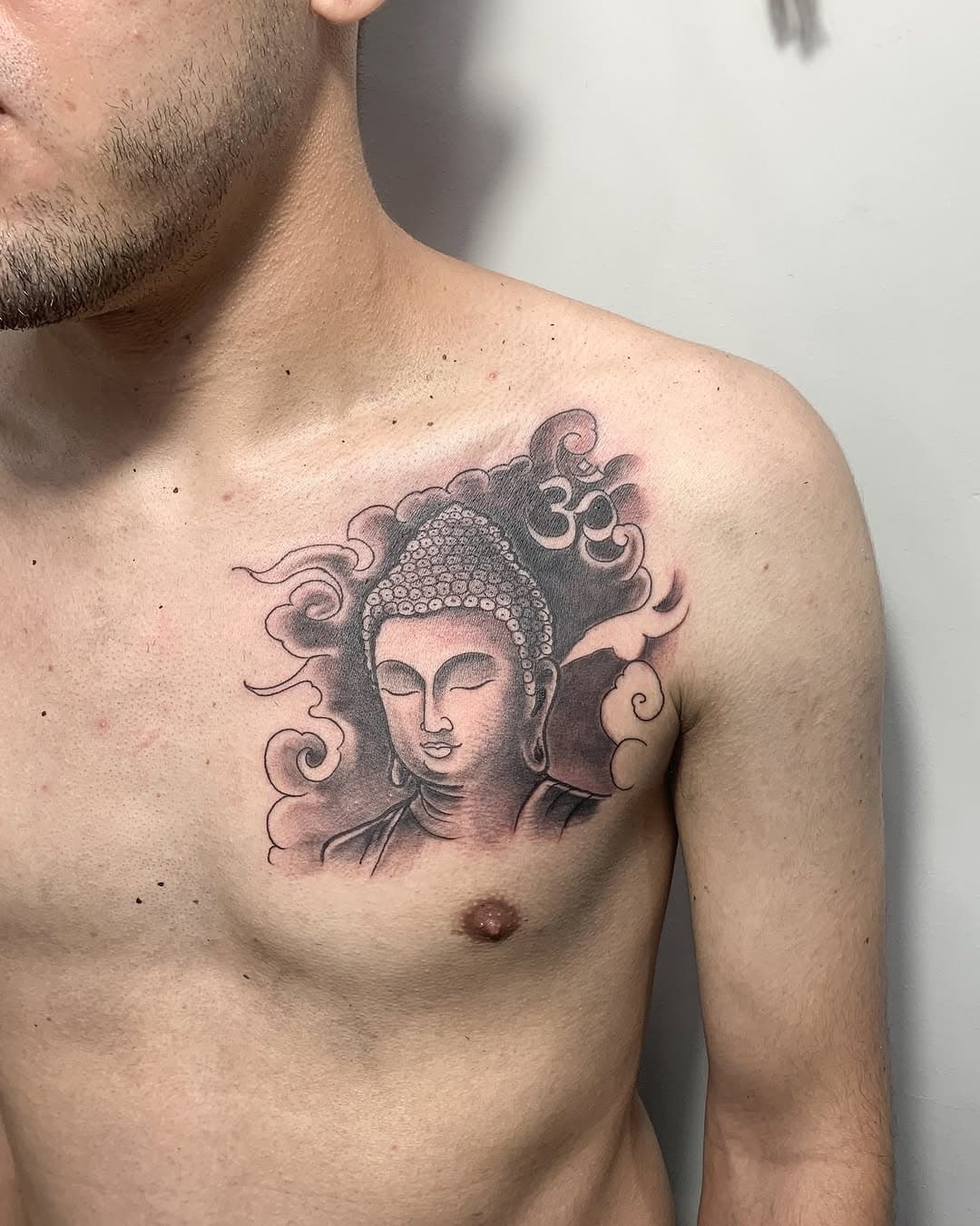 • BUDA •

O Hugo me procurou com uma ideia especial: tatuar um Buda no peito para eternizar os anos em que ele praticou Kung Fu 🥋✨. Essa filosofia marcou momentos incríveis da vida dele, e agora está representada de forma única e personalizada, encaixando em sua anatomia.

É sempre um privilégio transformar histórias e sentimentos em arte! 🎨 Cada vez que ele olhar para essa tatuagem, vai lembrar das lições, do equilíbrio e dos bons momentos vividos.

E você, tem alguma história que gostaria de marcar na pele? Me chama, vamos criar juntos! 🙌

#TatuagemTradicional #BudaTattoo #ChestTattoo #TatuagemComSignificado #ArteNaPele #TatuagemOriental #TattooArtist #KungFuTattoo #TatuagemExclusiva #BlackworkTattoo #TatuadorBR #HistóriasNaPele