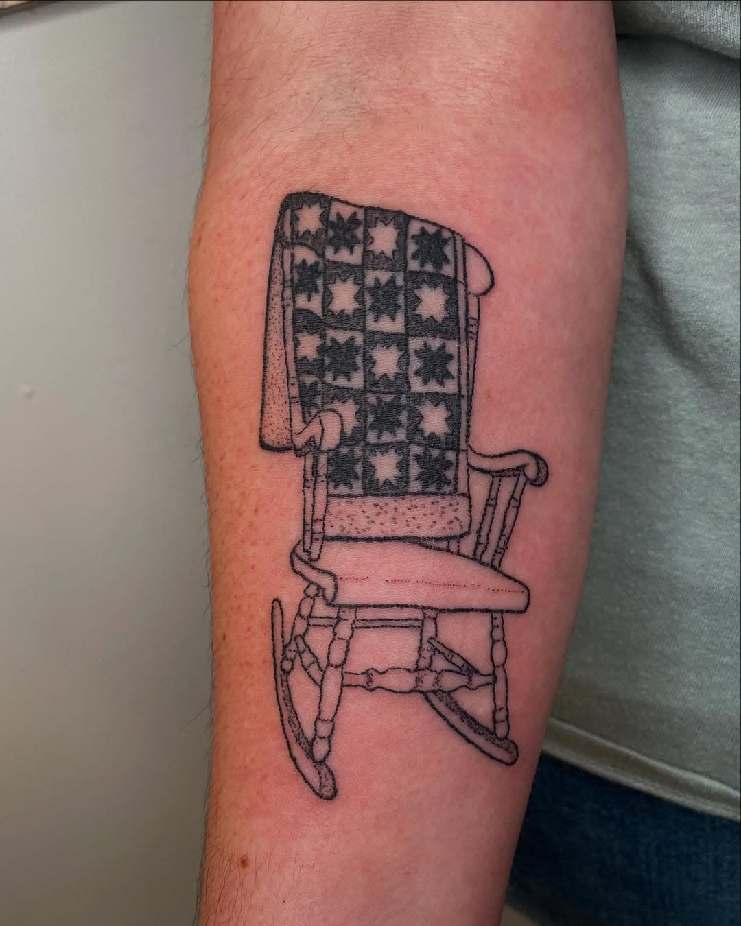 Had so much fun making this custom handpoke piece in Santa Fe with a new client. She told me that making quilts has been such a cathartic new hobby for her and that getting a tattoo for it was really special especially cause it was her first tattoo in 8 years. Welcome back! #handpoke #customtattoo #folktattoo #nmtattoo #fineline #quilt