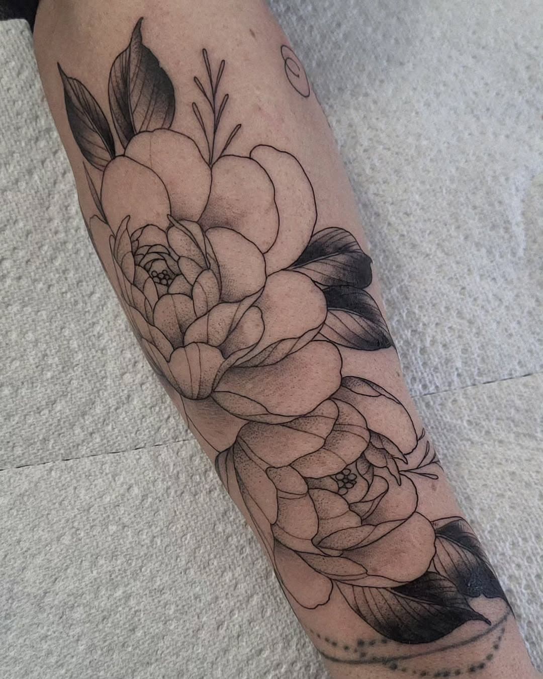 Merci Charlotte !
Petit cover dans les plumes du bas

#floraltatouage #tattoofloral #pivoine #tatouage #peony #fineline #blackngreytattoo #dottattoo #tattoofleur