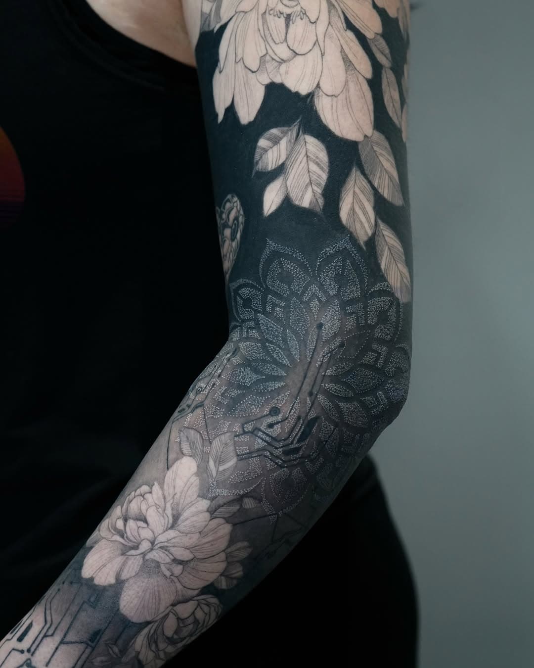 FINISHED UP THE SLEEVE WITH SOME WHITE.
Love how that turned out!

#tattoosleeve #blackouttattoo #tobotattoos #tattooaddict #tattoo #inked #cttattoo #cttattooartist #ct #mandalatattoo #floraltattoo #tattoolife