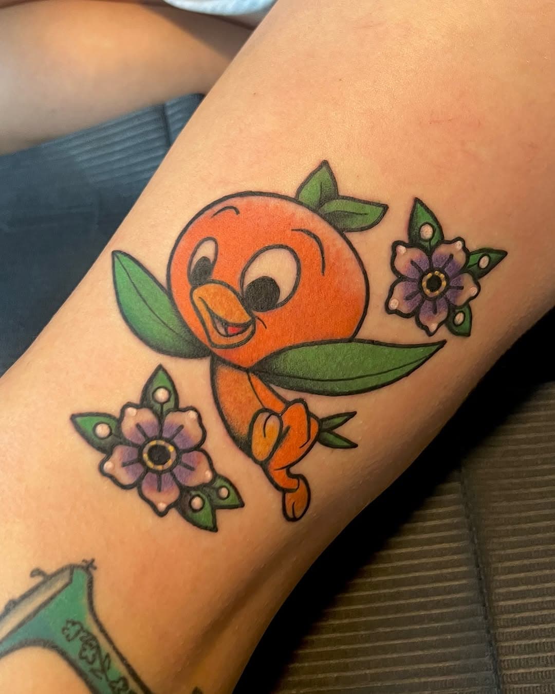 Orange Bird fresh and (mostly) healed 🍊! I love this little guy and love doing Disney Parks tattoos and Florida stuff so much 🥹 Like always, in the healed photo you can see the gold 🤗 thanks to all my clients who get fun designs and thanks to one of my all time favs @ferujo for this one!

#orangebird #orangebirdtattoo #disneyparkstattoo #disneytattoo #floridatattoo