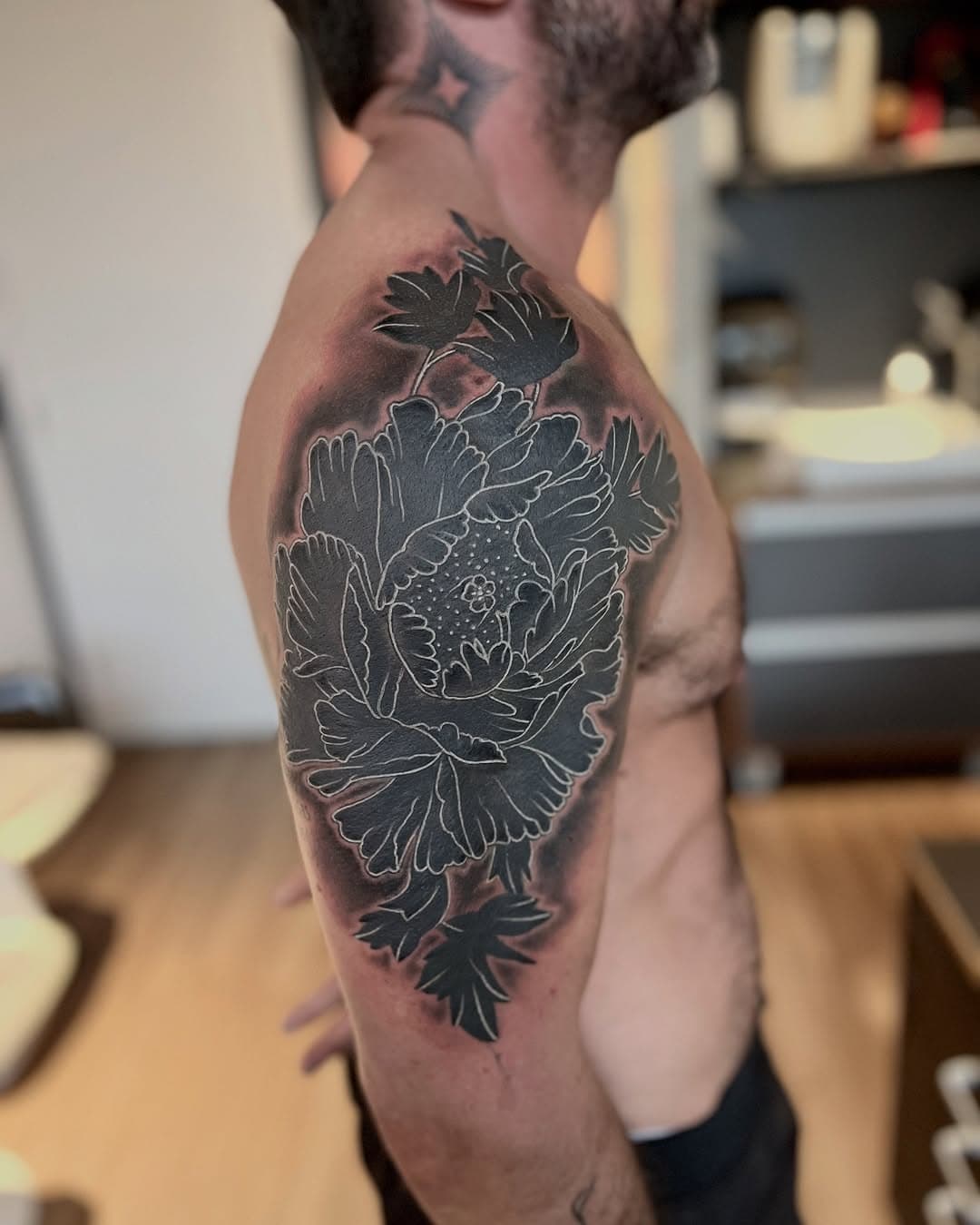 Cover up! Peônia black com traçado em branco! AGENDA ABERTA SP!