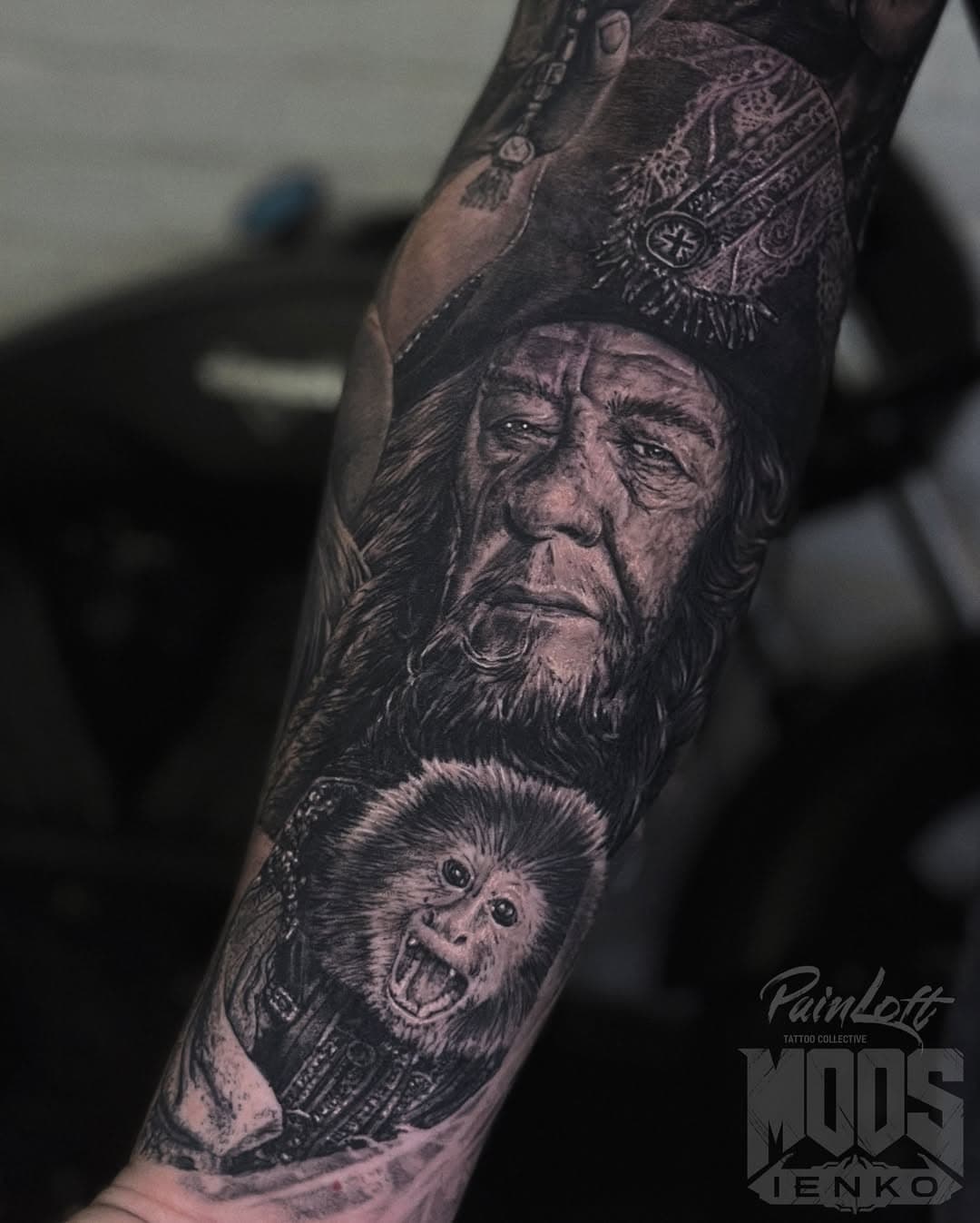 Заживший Барбосса с обезьянычем на Роме 🧔🏼‍♀️🏴‍☠️🐵 #painloft #nocturnalink #mastpro #ambitiontattoo_equipment #piratesofthecaribbean #piratesofthecaribbeantattoo #barbossatattoo #capitanbarbossa #barbossaart #piratesofthecaribbeanart #blackandgreytattoo #tver #tvertattoo #тверь #тверьтату