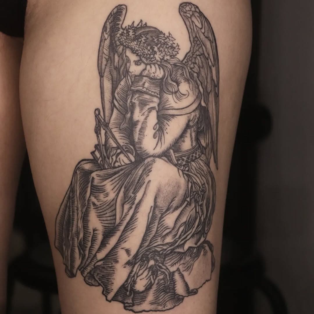 Rivisitazione della Melancolia di Dürer. 

Questo pezzo mi è molto caro perché mi ha permesso di rivivere il mio passato da incisore e di rielaborare un opera importantissima, mettendomi davanti alla sfida di doverla trasformare in un tatuaggio pur mantenendone il sapore antico e la leggibilità. 

Nadia, studiosa esperta di questa materia, mi ha fatto scoprire cose interessantissime su quest'opera che in molti conoscono e di cui pochi sanno i significati. 

Questi scambi culturali sono anche ciò che rende magico il mio lavoro. Un lavoro ancora umano quando si ha a cuore.

Grazie Nadia per avermi dato questa opportunità. 

•

Per informazioni e appuntamenti DM o Whatsapp.
www.alessandrogogioso.it

•

#tattoo
#etchingtattoo
#tatuaggigenova
#genovatattoo
#alessandrogogioso
#blackwork
#tatuatoregenova