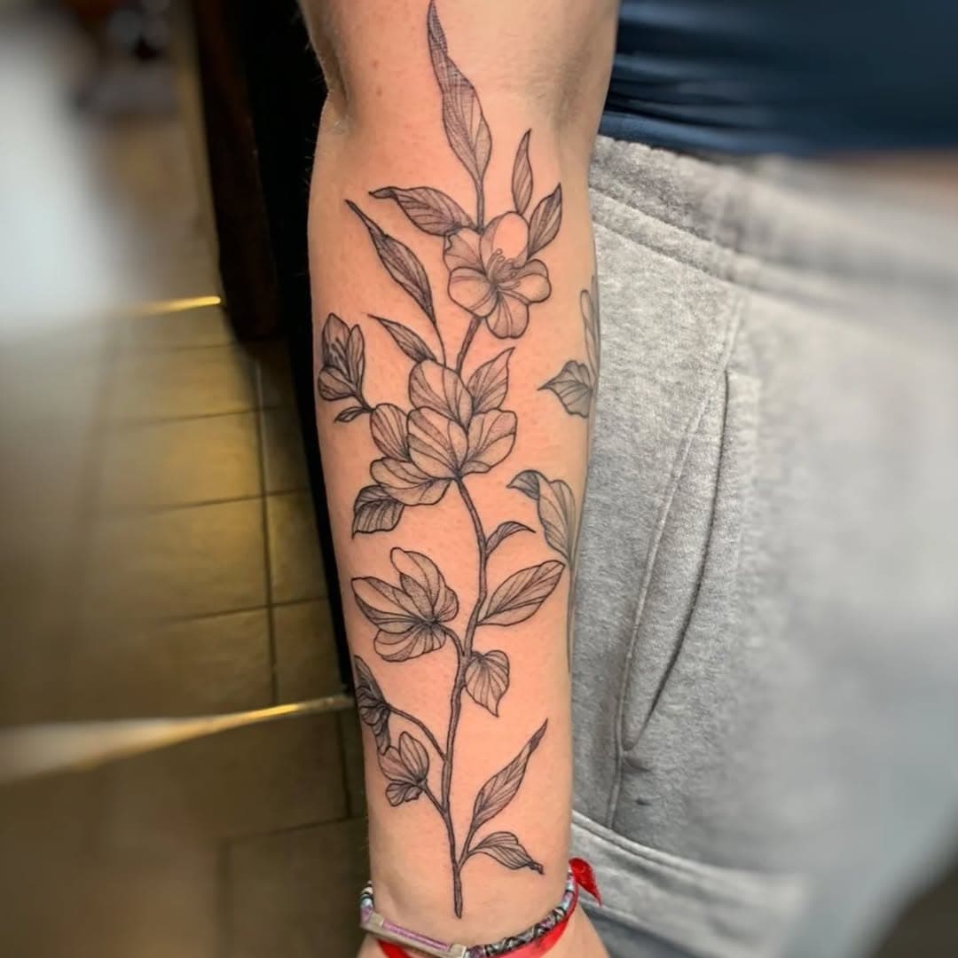 🌿Confiez nous votre projet, on saura vous proposer l'artiste le plus adapté...

✨Ici tattoo réalisé par @bobun_tattoo, guest régulier au salon

🦇On trouvera sûrement une place pour vous !

#tattoos
#flowertattoos
#floraltattoo
#finetattoowork
#smalltattoo
#classictattoo
#flowertattoos
#tatouages
#inkedpeople
#tattooart
#tatouage
#tattooartist
#tattooshop
#safetattoo
#solidtattoo
#evreuxtattoo