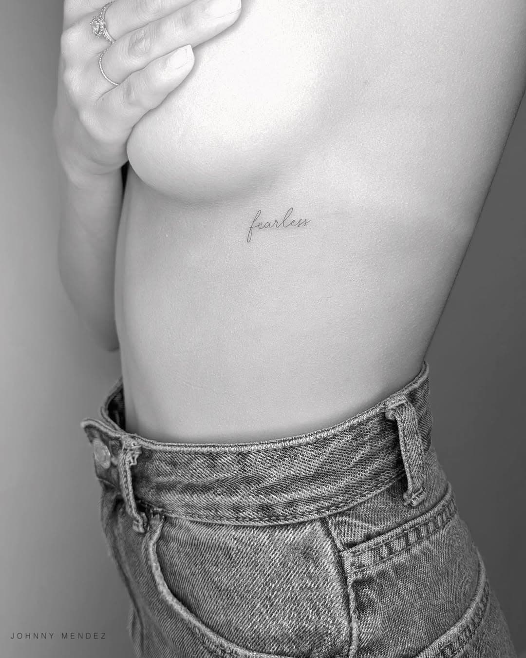 Palabra para Mariana, artista Johnny Méndez #frase #tatuajespequeños #minitattoos #estudio #tatuajes #lineafina #tenerife #tattoo #tatuajes #tatuadores #tatuajesdelineafina #estudiodetatuajes #estudiotatuajeslineafina