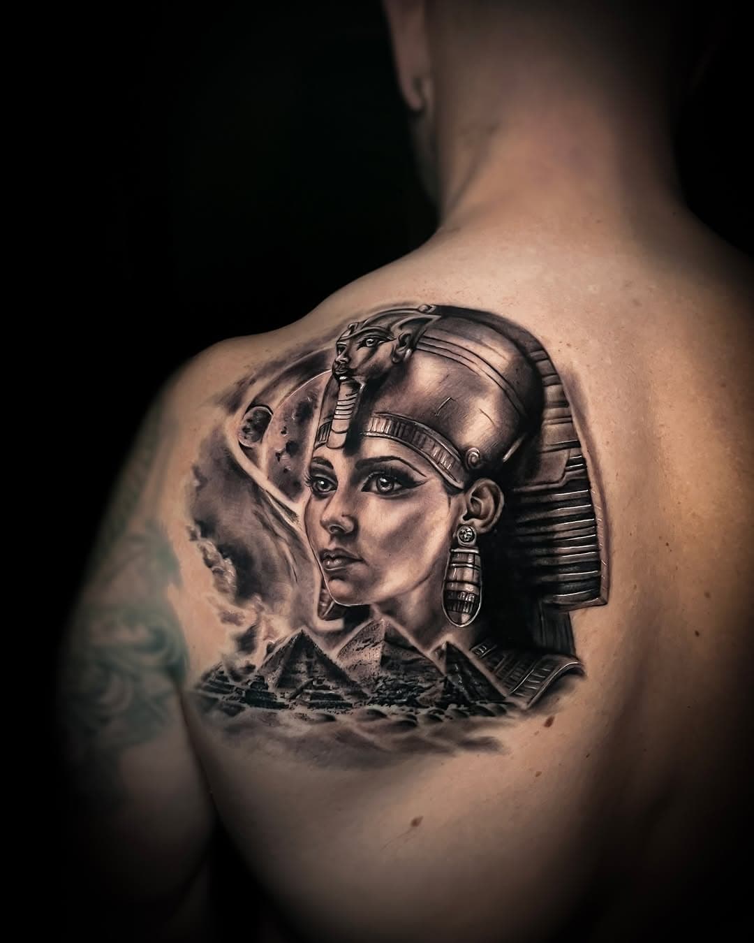 History, power, and mystery brought to life on the skin 🔥✨. This graphic composition of Cleopatra, the pyramids, and the universe combines art and meaning in every detail. Tell me@if you love this design! Like it and share it with someone who loves tattoo art. 🙌 #CleopatraTattoo #BlackAndGrey #ArtOnSkin #RealismTattoo #BulldogTattoo