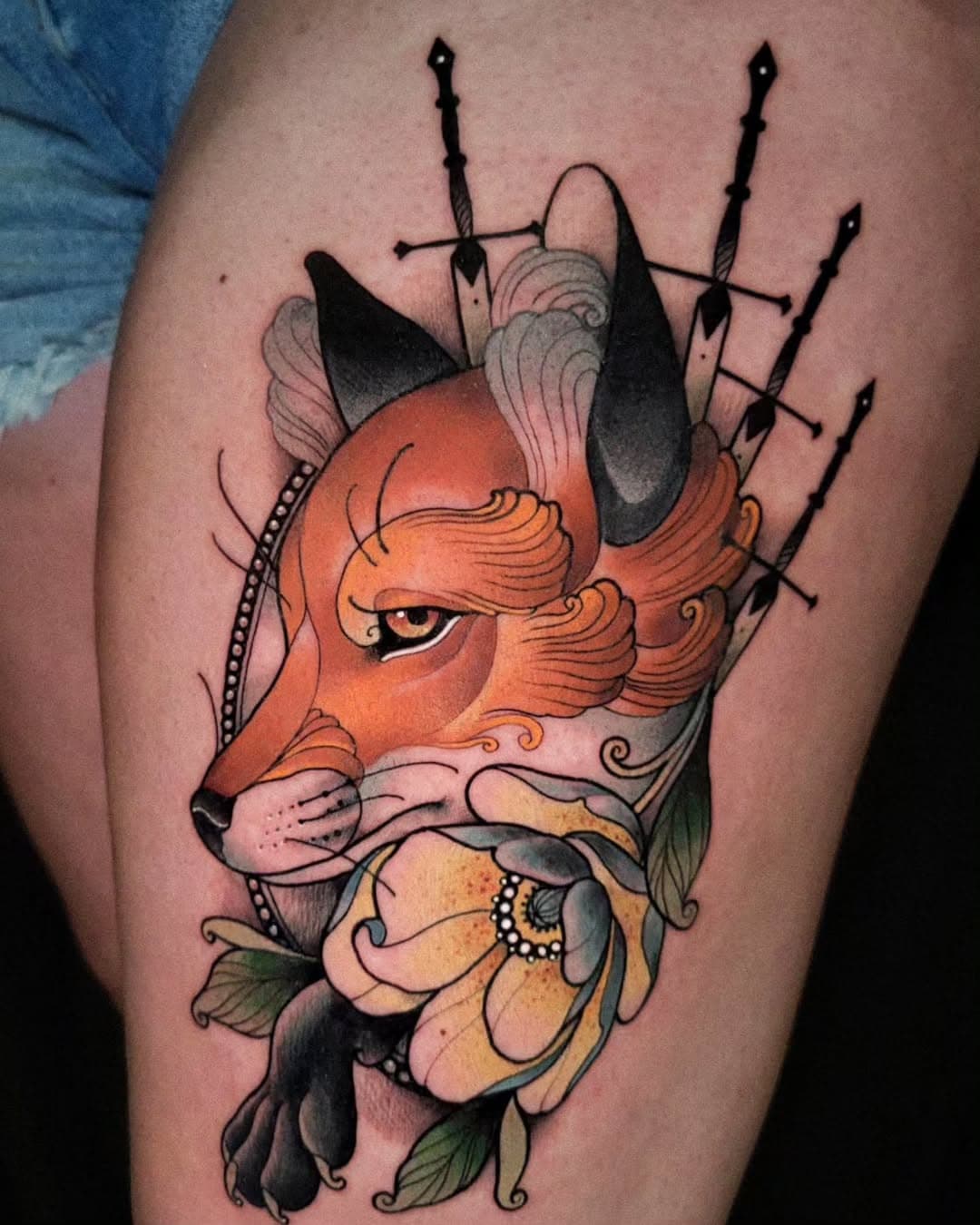 Par @romainlacroixtattoo 

#foxtattoo #neotraditionalfrance #neotraditionaltattoo #renard #tatouage #inkedgirl #neotradeu #tatouagecouleur #toulousemaville #toulousetattoo