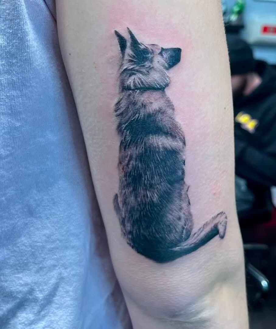 By @jezabellmorgan #bleedinghearttattoo #blackandgreytattoo #kcmo #kansascity #lsmo #leessummit #lsoriginal #downtownleessummit #girlswhotattoo #yourstruly #gsdnation #gsd #youvegotafriendinme