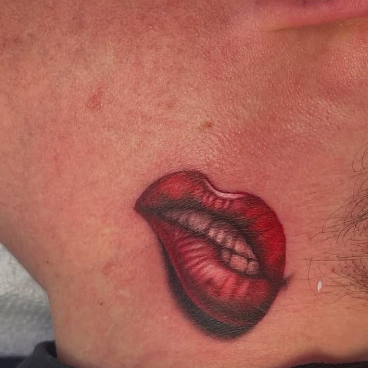 Neck tattoo don’t by our very own @dean_baumgartner 

#tattooshop #lipstattoo #rocksteadytattoo #norfolk #necktattoo #lips #tattoos