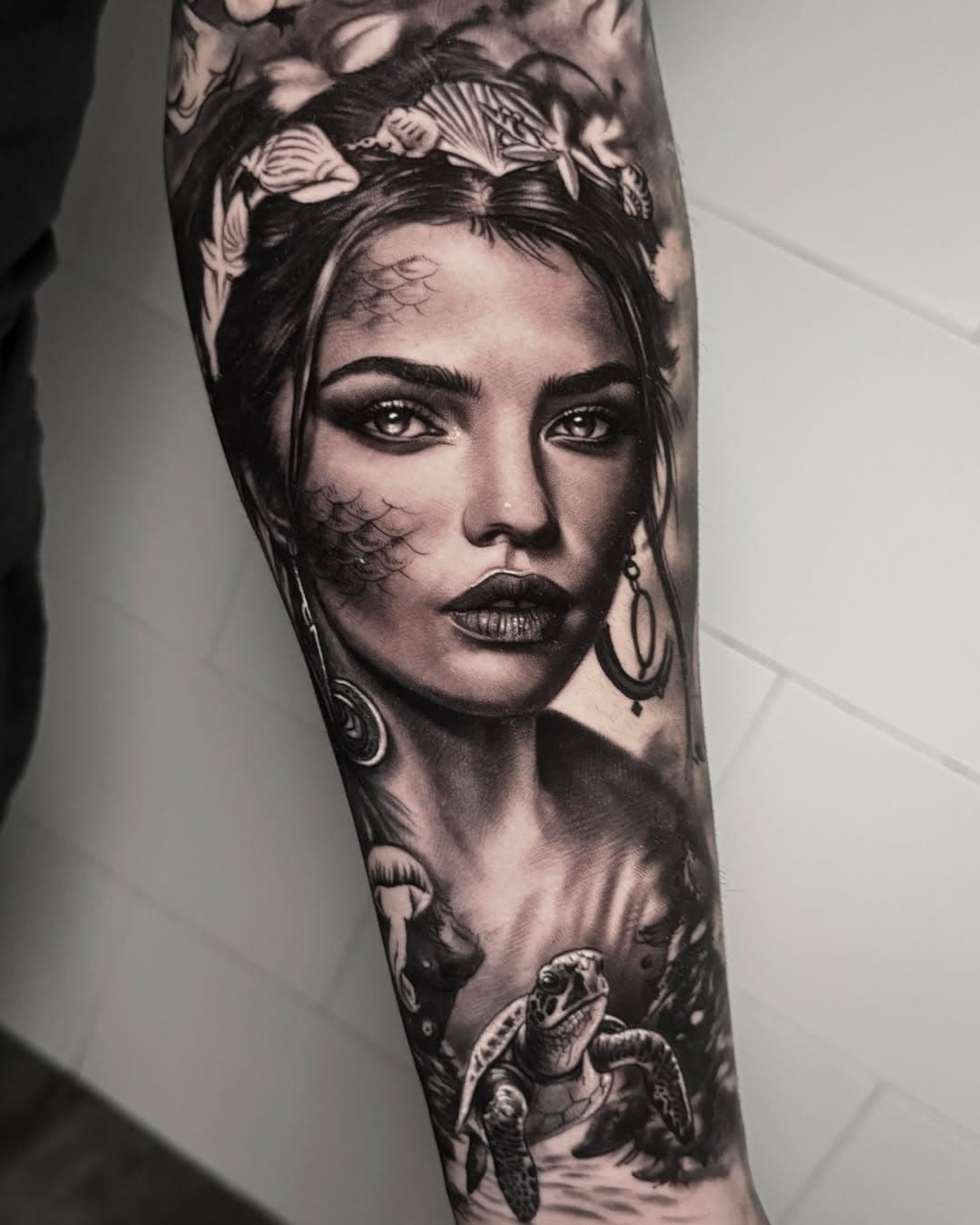 Representación del mar! —
@fkirons @vicecolors_official @tattooproton @versuscartridge
—
#thebestspaintattooartists #blackandwhitetattoo #portraittattoo #realistictattoo #tattooed #tattoo2me #realismotattoo #tattoolife #instagram #tattoo #bodyart #tattooart #viralpost #viralinstagram #viralvideos #viral