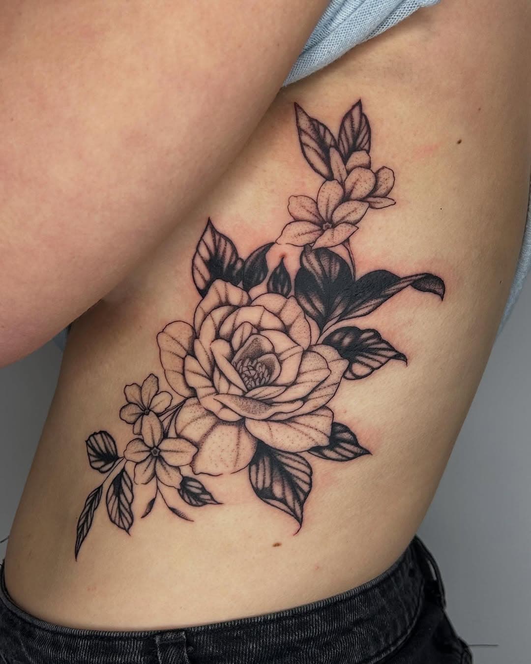 Beautiful floral piece by @gpearsontat  swipe to see what was there before !! 

#coverup #coveruptattoo #tattooideas #floraltattoo #stipplework #stippletattoo