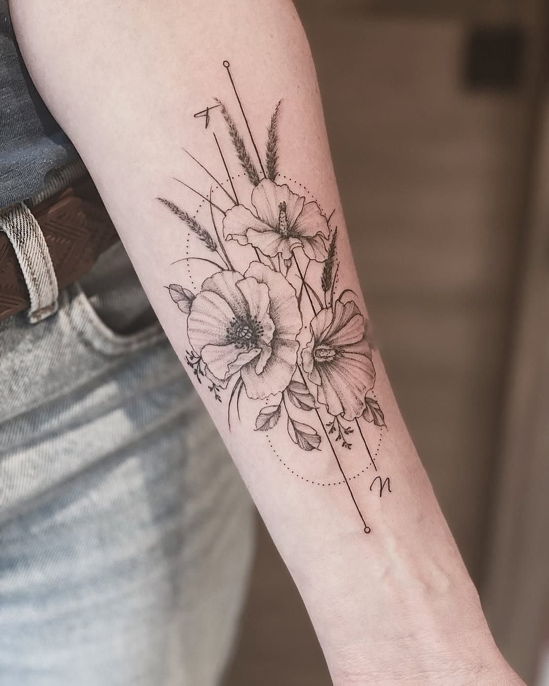 Une petite composition florale géométrique de coquelicot et roses trémières 

#bordeauxtattoo #tattoobordeaux #tatouagebordeaux #tatouagefleur #tatouagefloral #floraltattoo #tatouagefin #geometrictattoo #coquelicottattoo