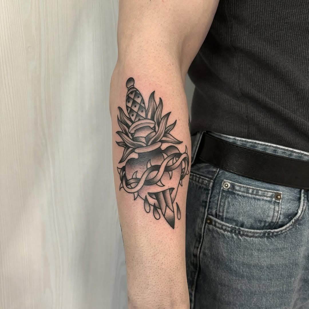 Grazie Paolo, entrato in studio per fare una scrittina 😂❤️‍🔥

#tattoo #ink #inked #tattooed #tattooart #tattooartist #tattoos #fineart #black #blackandwhite #traditional #traditionaltattoo #traditionalart #heart #sacred #daggertattoo #tattooer #tattooist #work #passion #love #tattoostudio #levicoterme #inkmatetattoostudio