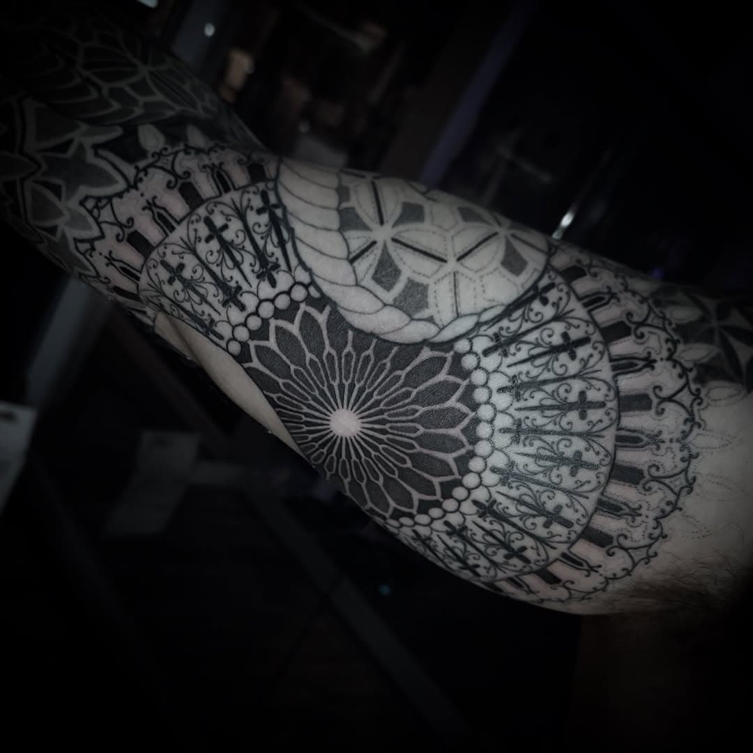 Some close up progress on this sleeve I’ve been working on.

Very few dates left in December to book and now booking for January!

Dm me or email me at jymicalkins@gmail.com to book something now!

Proudly using:
@fkirons 
@fytsupplies 
@industryinksusa 
@hustlebutterdeluxe 
@mdwipeoutz 
@sorrymomtattoo 
@blackworkgloves
